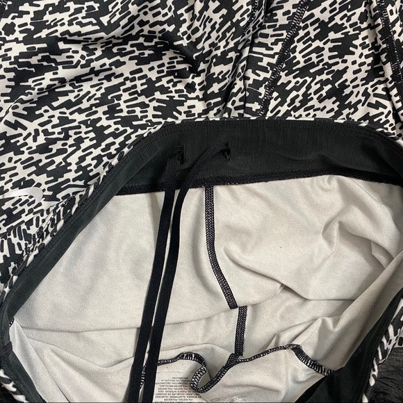 Nike Medium Dri-Fit Leggings Black and White Med - Picture 2 of 3